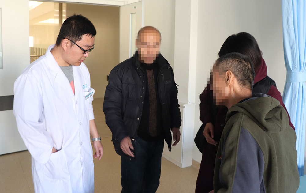 康復(fù)治療70天，偏癱患者步行出院！(圖1)