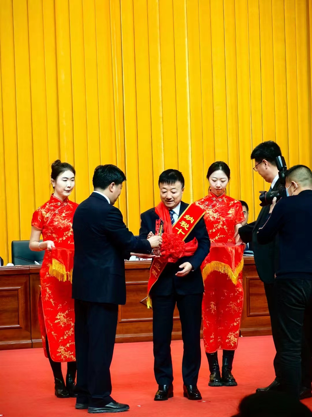 《全市民營經(jīng)濟大會》暨2023年度民營企業(yè)納稅十強表彰大會在葫蘆島市文化宮隆重召開，董事長趙立君先生代表集團上臺領(lǐng)獎(圖3)