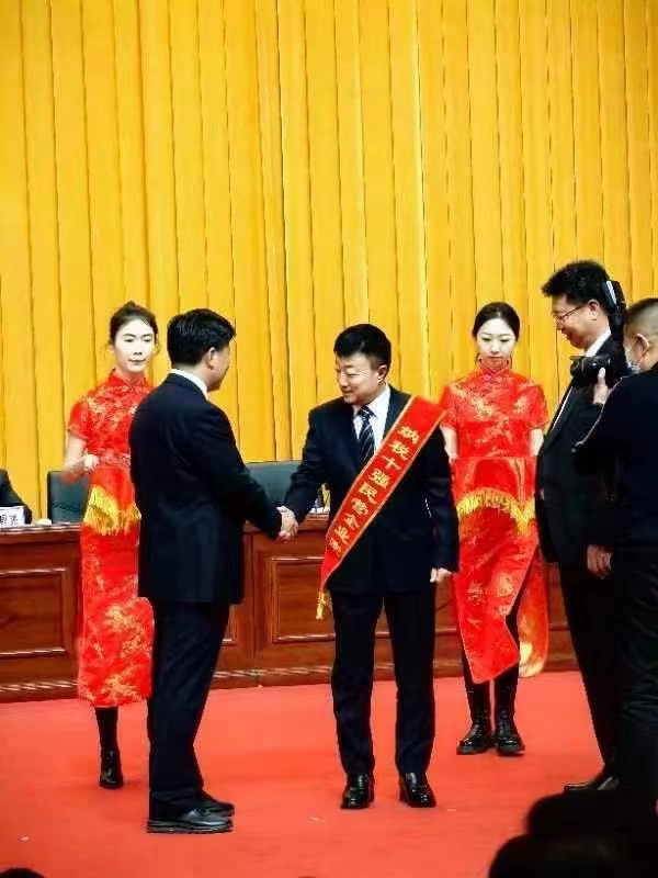 《全市民營經(jīng)濟大會》暨2023年度民營企業(yè)納稅十強表彰大會在葫蘆島市文化宮隆重召開，董事長趙立君先生代表集團上臺領(lǐng)獎(圖2)