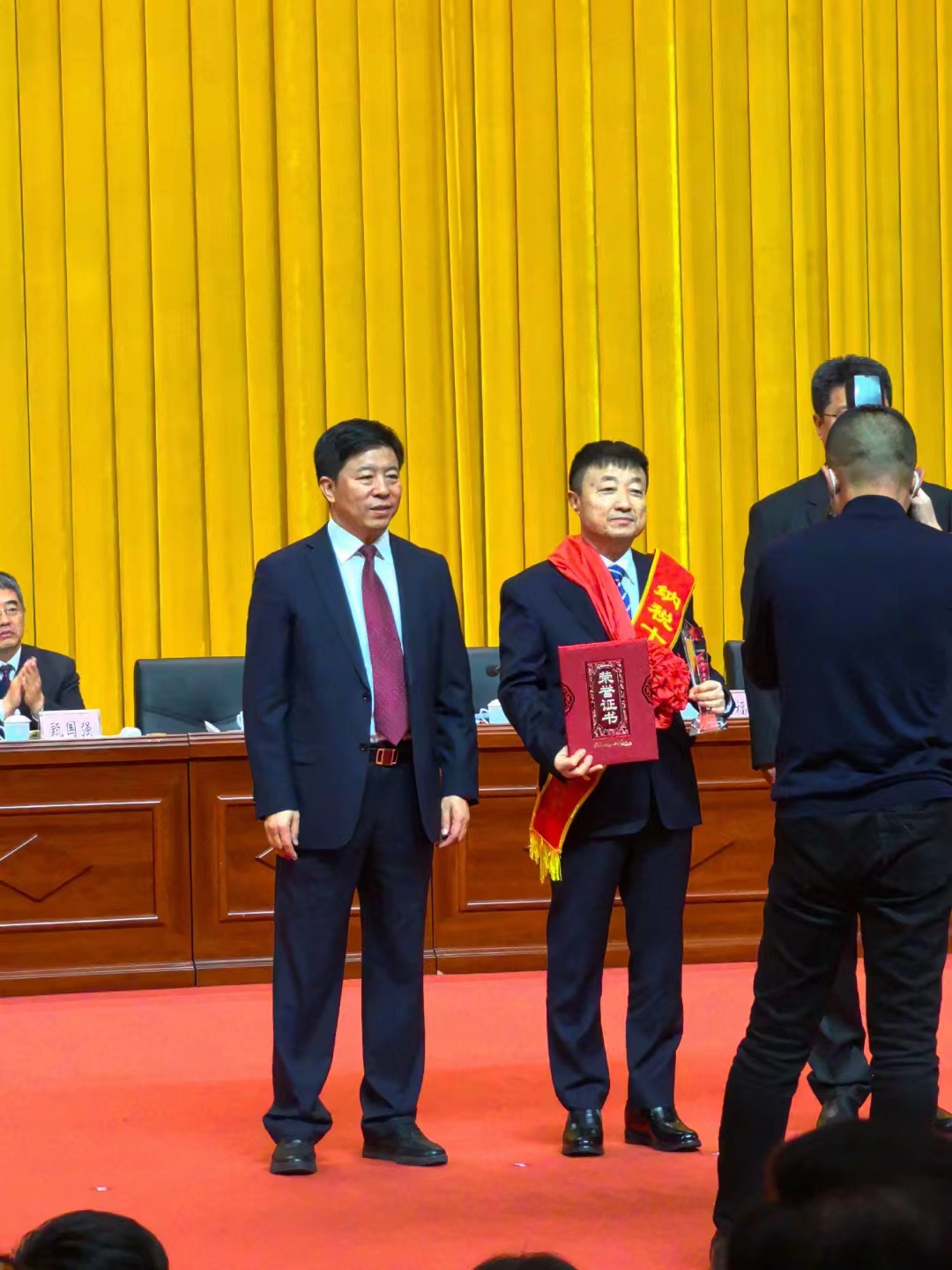 《全市民營經(jīng)濟大會》暨2023年度民營企業(yè)納稅十強表彰大會在葫蘆島市文化宮隆重召開，董事長趙立君先生代表集團上臺領(lǐng)獎(圖4)