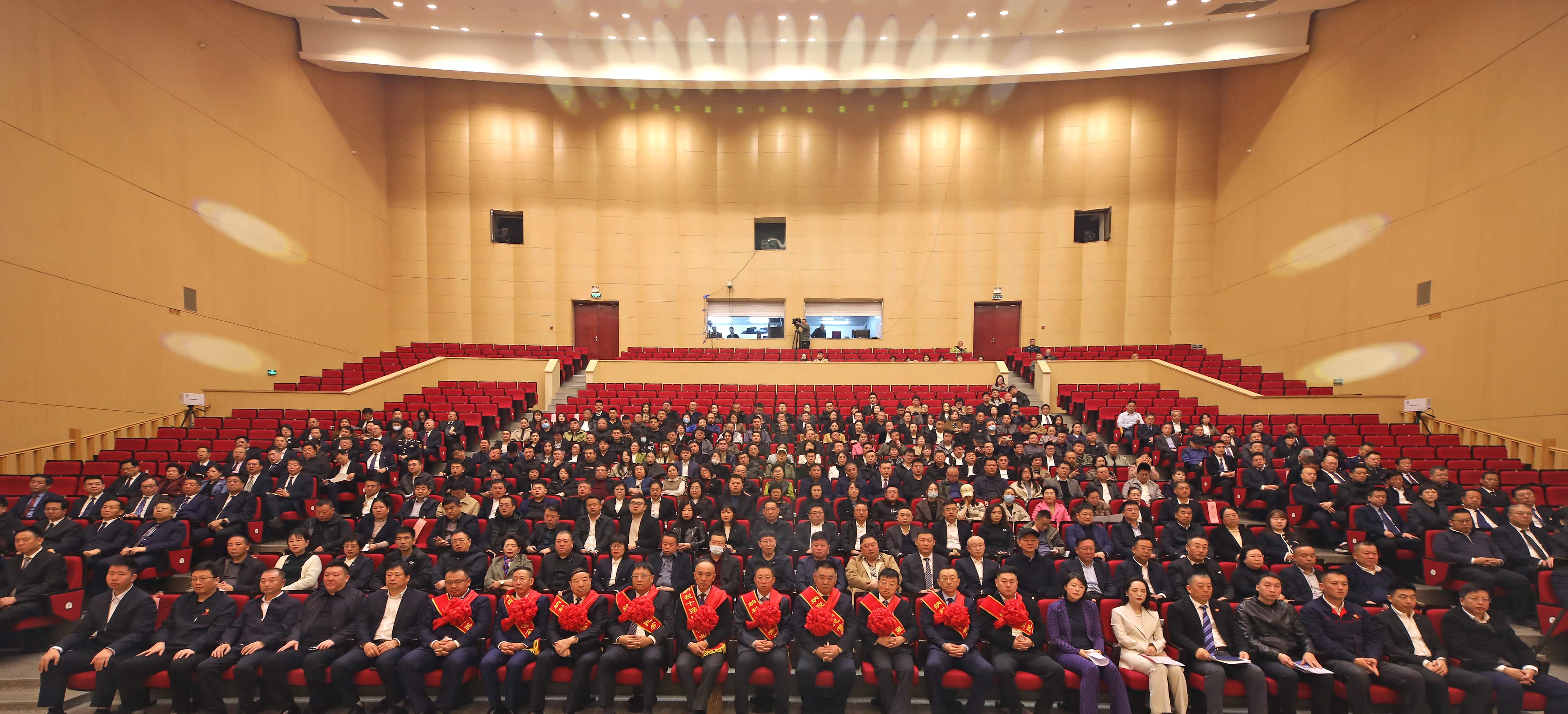 正業(yè)集團再登納稅十強榜！董事長趙立君出席全市民營經(jīng)濟大會接受表彰(圖4)